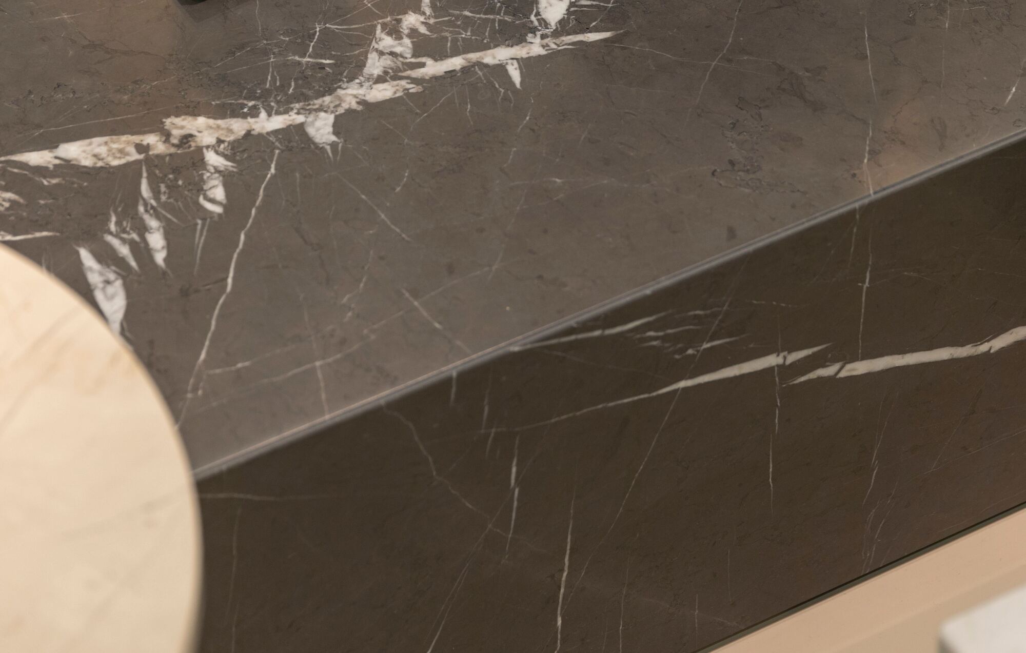 taglio a getto d acqua su marmo