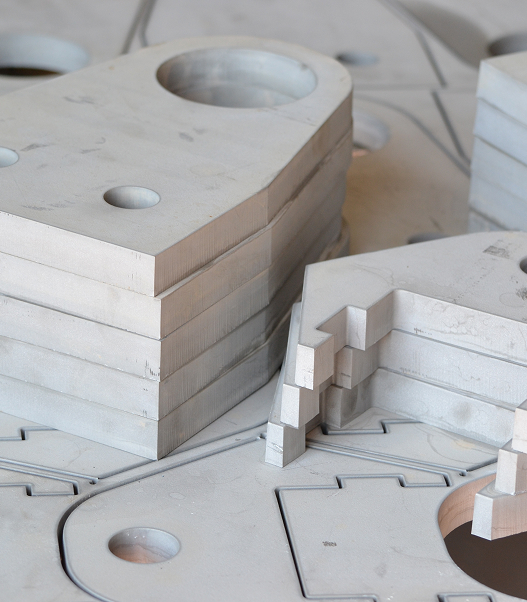 Taglio a getto d'acqua su metallo