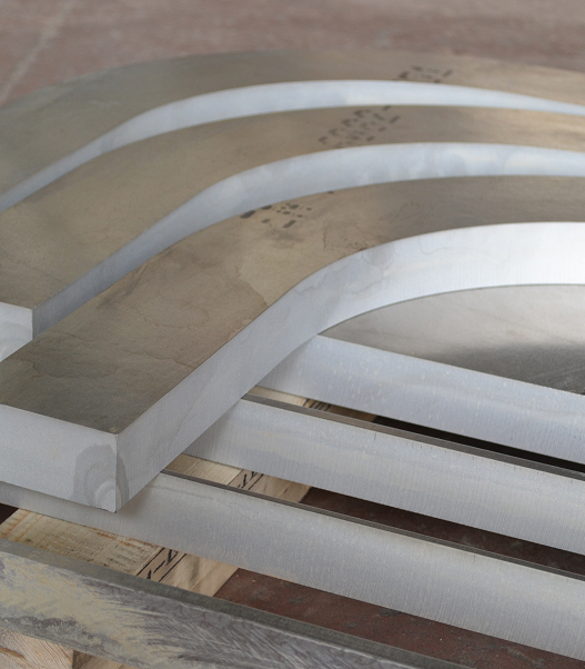 Taglio a getto d'acqua su metallo