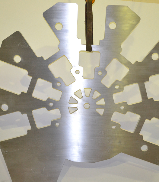 Taglio a getto d'acqua su metallo