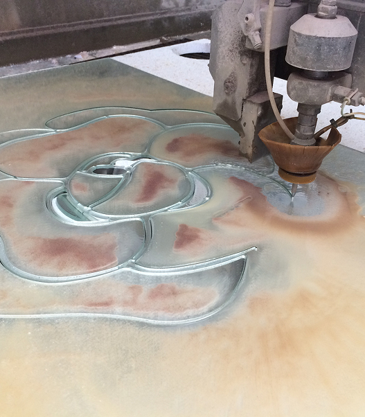 Taglio a getto d'acqua su pietra