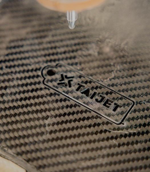 Taglio a getto d'acqua su materiali compositi